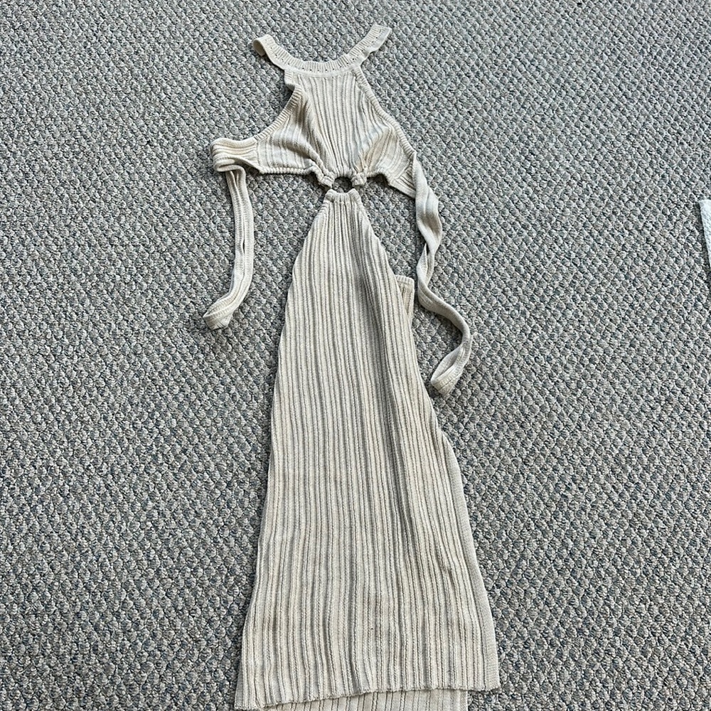 Vici maxi, tan color, fitted fit, clips around neck and ties in back